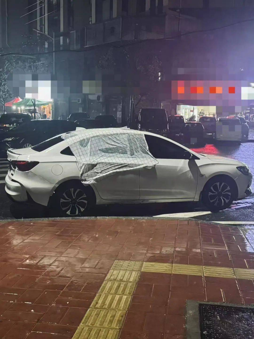 正版皇冠信用网代理_暖心！司机离开车窗未关严正版皇冠信用网代理，店主用桌布遮盖车窗帮其挡雨