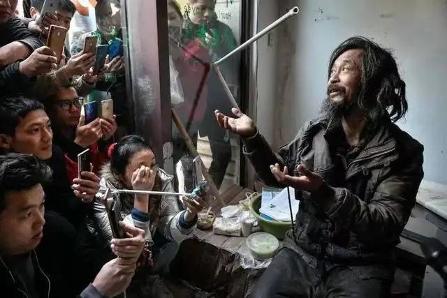 NBA季后
_“流浪大师”沈巍被发现街头翻找垃圾桶NBA季后
,本人否认“重回流浪生活”:是坚持节俭理念