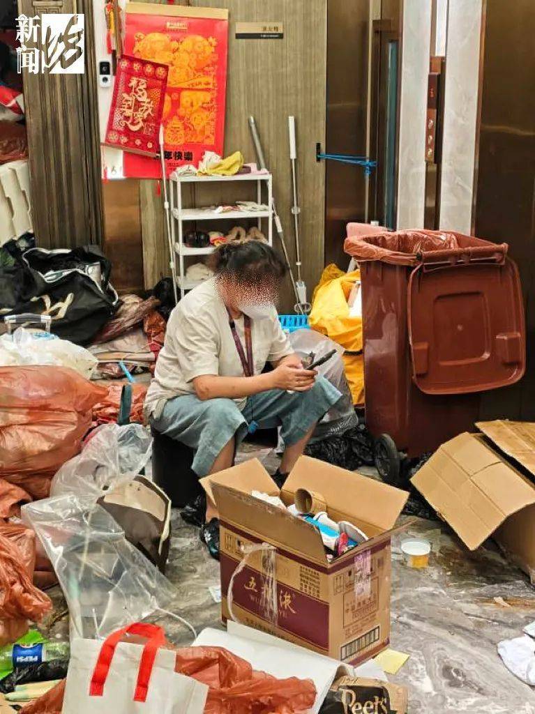 皇冠体育App下载_垃圾堆满皇冠体育App下载,臭到离谱!上海顶流豪宅业主也拾荒?邻居直呼倒大霉,不能忍!