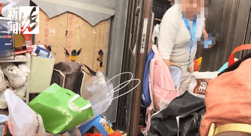 皇冠体育App下载_垃圾堆满皇冠体育App下载,臭到离谱!上海顶流豪宅业主也拾荒?邻居直呼倒大霉,不能忍!