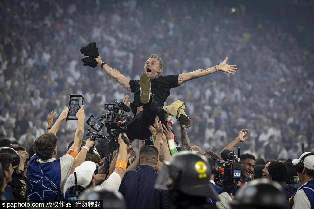 如何代理皇冠信用网_泪目如何代理皇冠信用网!恩里克穿印有女儿插旗图案的衣服 她在9岁时因病去世