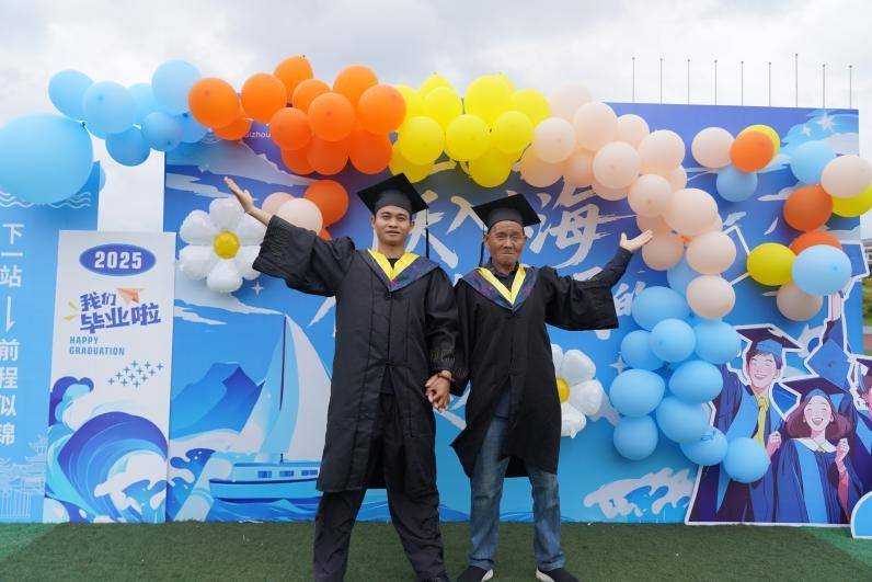 世俱杯网址_男生骗70岁父亲参加毕业典礼:父亲从未出过远门世俱杯网址,为让父亲安心游玩隐瞒实际开销