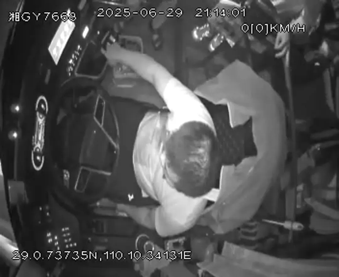 法国足球甲级联赛
_张家界司机高速上突发疾病法国足球甲级联赛
，晕倒前尽全力熄火刹车救下整车韩国游客，自己不幸离世，年仅41岁，他是退役军人