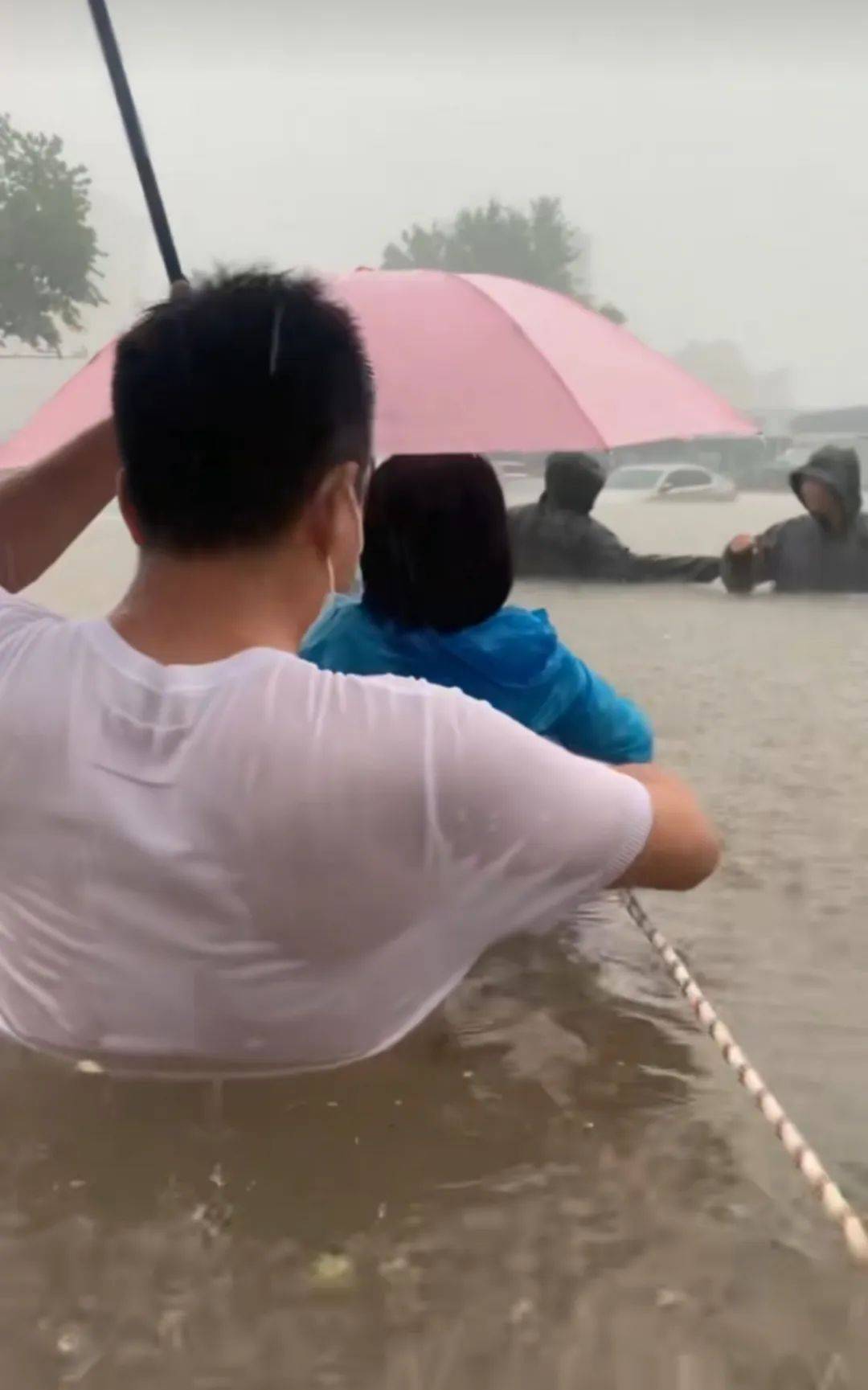 皇冠信用網会员注册网址_郑州暴雨致京广路隧道被淹皇冠信用網会员注册网址，亲历者：车是飘起来的，很害怕，有人爬梯子离开 2021年也曾淹没多台车辆