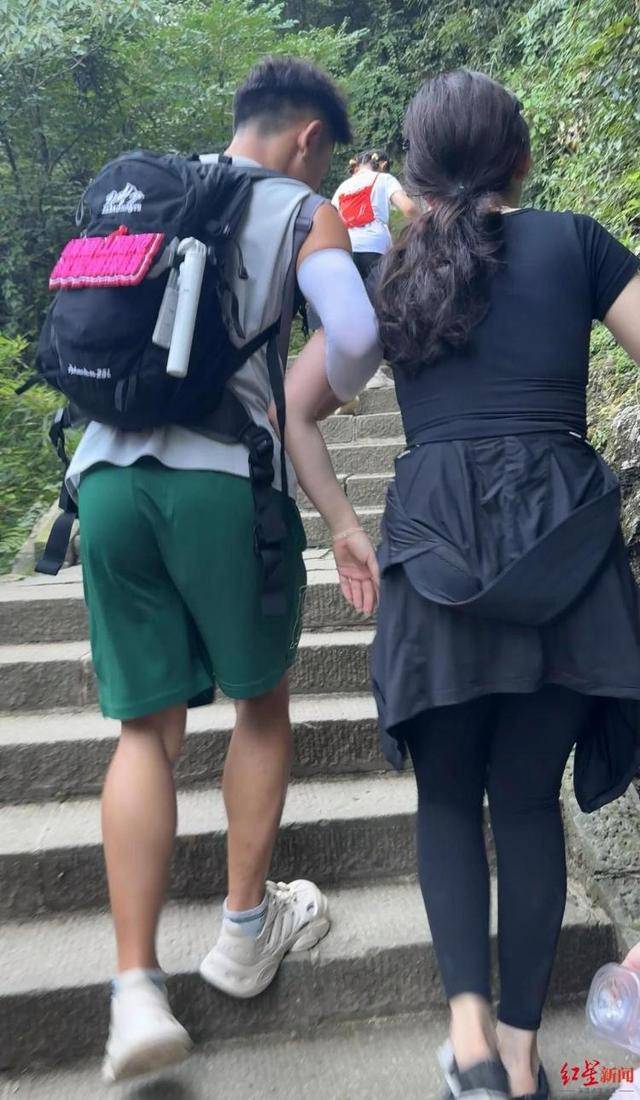 卡托利卡Vs科布雷索_揭秘峨眉山陪爬团队：已陪爬千名游客九成为女性卡托利卡Vs科布雷索，不会主动拉背扛抱，主要保障安全