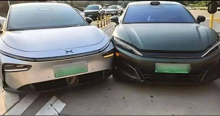 世界杯2026欧洲外围赛_高速出口被蹭ETC世界杯2026欧洲外围赛,车主直接撞上去!责任怎么算?