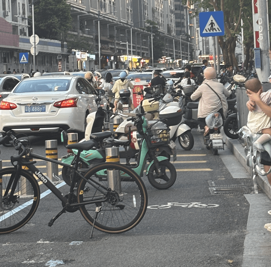 皇冠信用网押金多少_深圳一医院门口被指“举步维艰”皇冠信用网押金多少！整治后记者实探:仍很堵