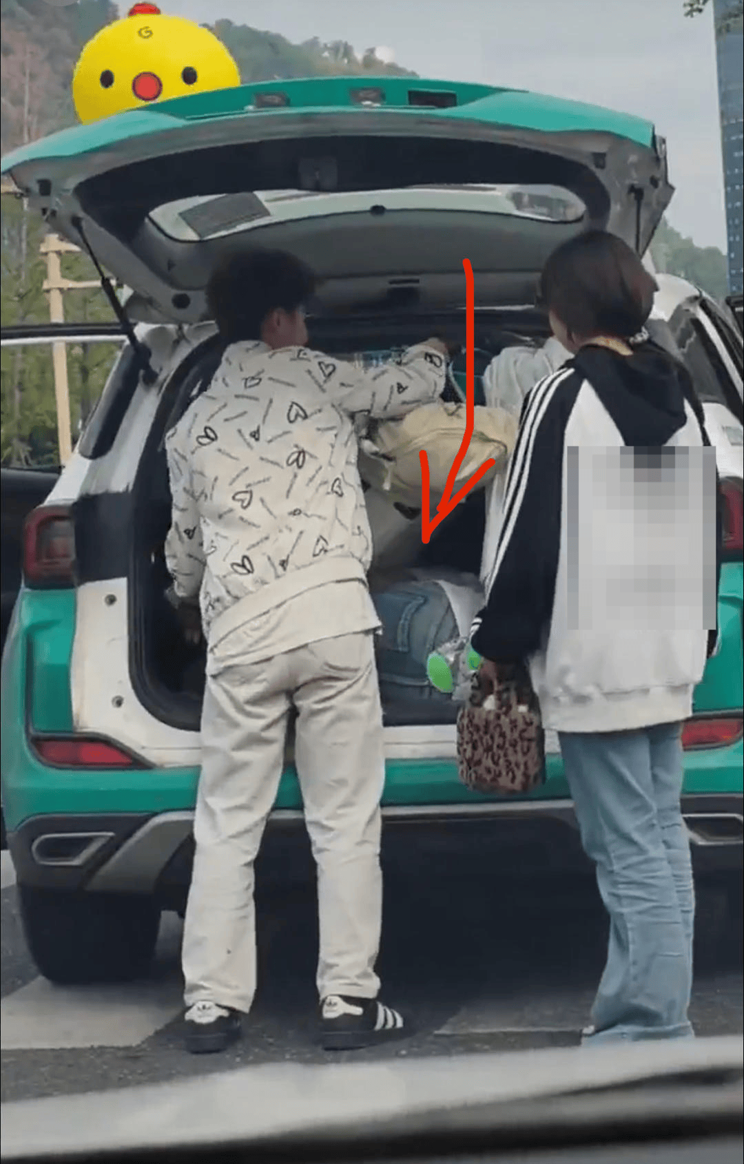 如何代理皇冠信用盘
_市民反映一乘客钻进出租车后备厢躲超载 宜宾警方：正在寻找当事乘客如何代理皇冠信用盘
，其行为涉嫌违法