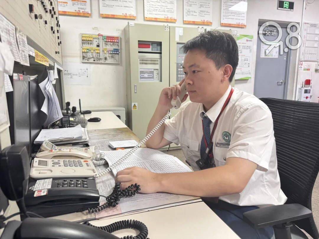 皇冠信用网怎么开户
_杭州地铁内皇冠信用网怎么开户
,女乘客突然崩溃大哭!紧接着……这一幕被拍下