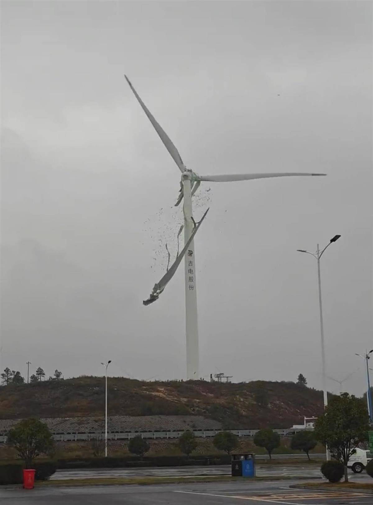 皇冠信用網申请
_九江一架风力发电机叶片空中断裂皇冠信用網申请
，目击者称“玻璃纤维满天飞”，当地：正在处理
