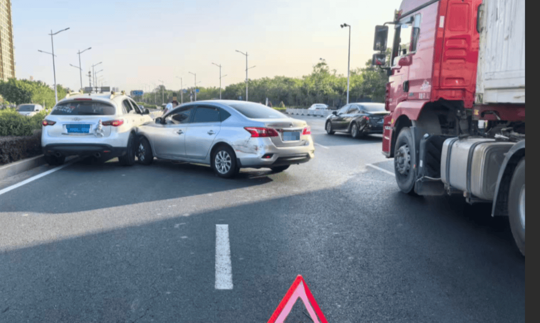 2026世界杯美加墨世界杯
_前方刹车2026世界杯美加墨世界杯
，他一把方向自信变道……下一秒，四车连环碰