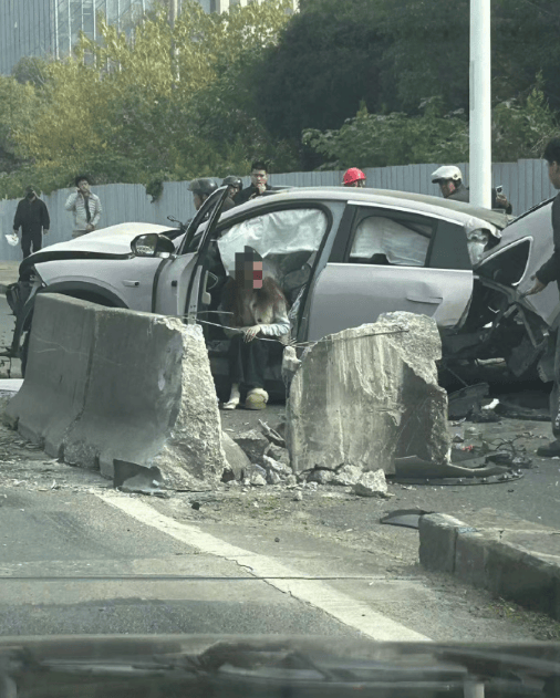 利物浦比分
_上海一辆蔚来EC6撞石墩后车尾断裂利物浦比分
,客服回应:目前已与车主取得联系,正在复盘事故经过