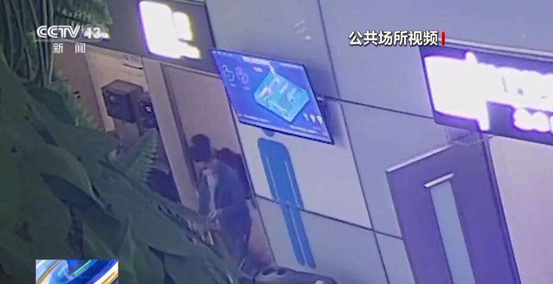 底特律活塞 vs 亚特兰大老鹰
_广州南站底特律活塞 vs 亚特兰大老鹰
，一男子频繁“上厕所”，被警方盯上