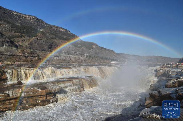 足球比赛
_黄河壶口瀑布出现“双彩虹”