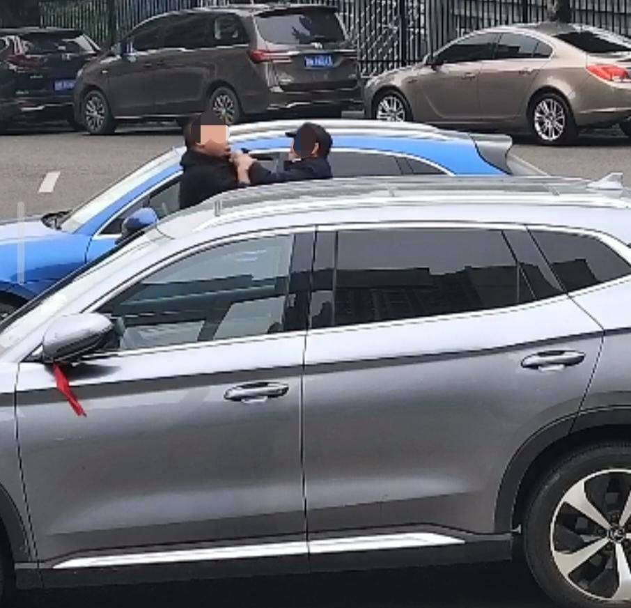 皇冠信用網如何注册_男子开保时捷跑顺风车皇冠信用網如何注册，顺路偷190多块电瓶，曾因盗窃多次入狱