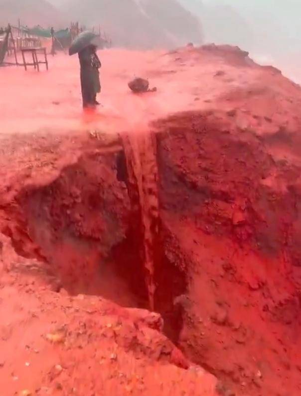 皇冠信用网会员账号_罕见！伊朗霍尔木兹岛遭遇强降雨皇冠信用网会员账号，部分海域变成“血色海洋”