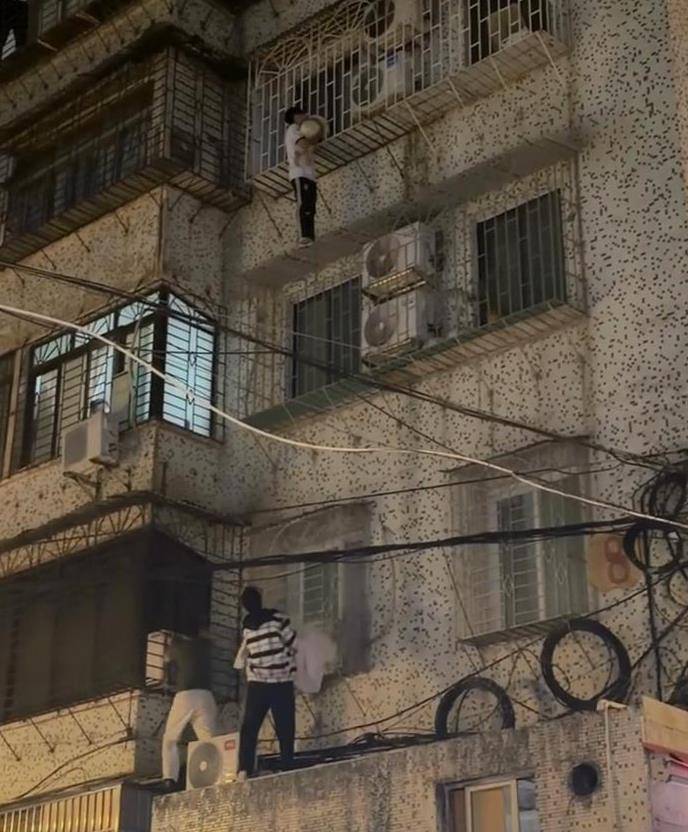 皇冠足球平台代理申请_“哥哥就是来救你的!”广州一孩子脑袋卡在四楼防盗网上悬空摇摆皇冠足球平台代理申请,白衣小伙爬窗托举助其脱险