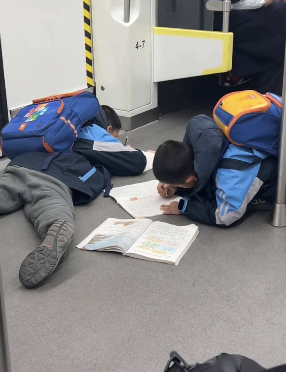 皇冠信用网登2代理_两名小孩哥一上地铁就滑铲倒地皇冠信用网登2代理，趴地上写作业，引来数万网友共鸣：这才是童年的样子