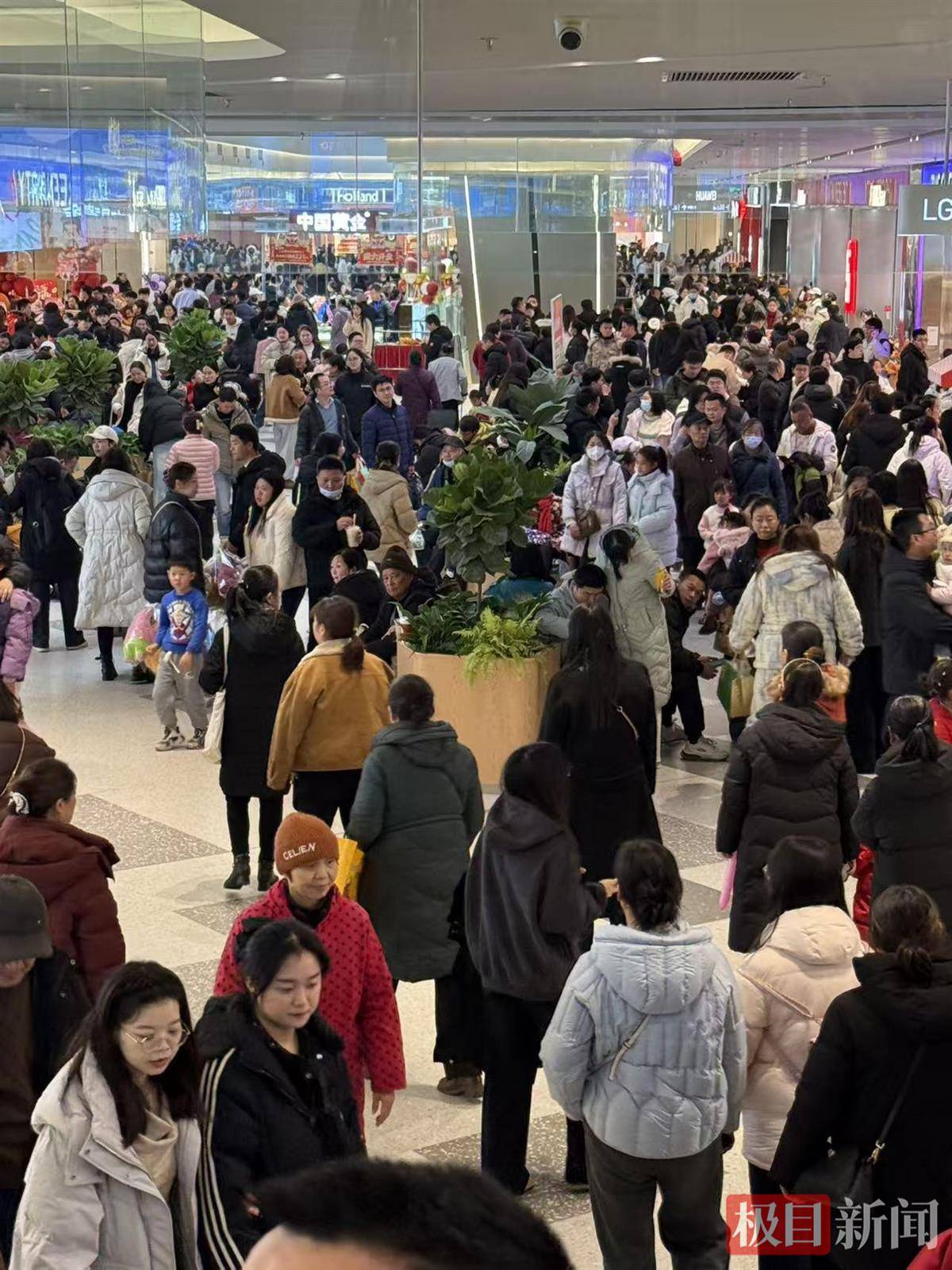 怎么注册皇冠信用网_车位要找半小时怎么注册皇冠信用网,吃饭等了一中午,连LV都开始排队了……新年第一天,武汉各大商场人气爆棚