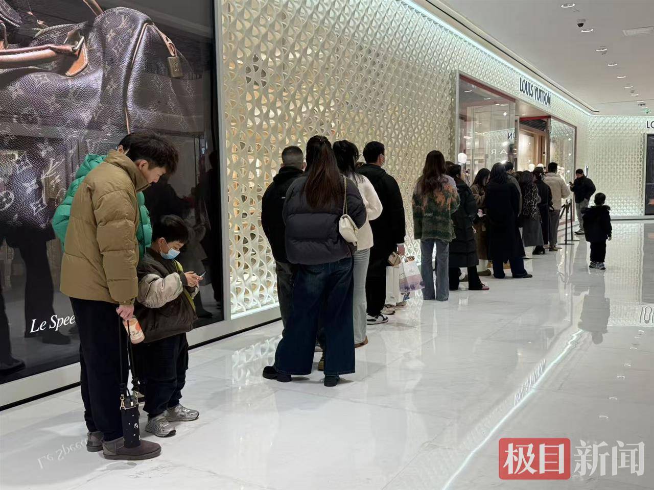 怎么注册皇冠信用网_车位要找半小时怎么注册皇冠信用网,吃饭等了一中午,连LV都开始排队了……新年第一天,武汉各大商场人气爆棚