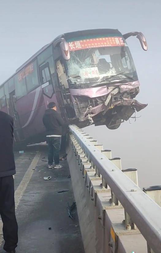 电竞足球代理_开封黄河公路大桥大雾天突发多车连环追尾电竞足球代理,大巴车紧急避险冲上护栏车头悬空险坠河,乘客:车上6人均未受伤,车已被拖至修理厂