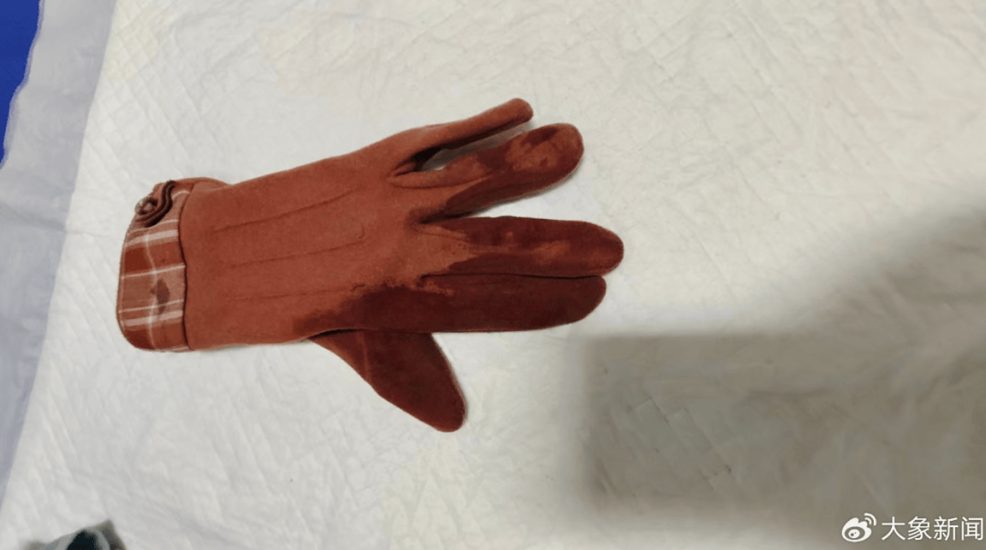 正版皇冠信用网代理_河南一男子街头挥刀乱刺正版皇冠信用网代理,被休假女警一脚踢落凶器!女警面部缝合30余针,手套被血浸透