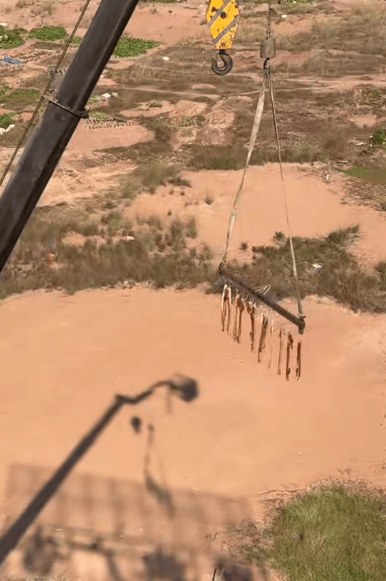 皇冠信用网登1_为防止小狗偷吃皇冠信用网登1,广东男子出动自家吊车半空晒腊肉:风大还干得快