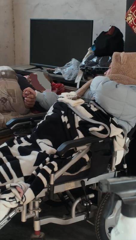 皇冠足球平台代理_老人担心27岁瘫痪养女无人照顾皇冠足球平台代理，病逝前将其送进养老院，当地：已将养女列为“五保户”并进行心理疏导