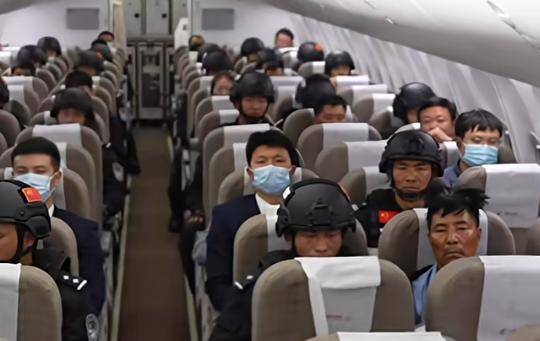 皇冠官方
_四大电诈头目被押解回国皇冠官方
,舱内特写画面首次曝光