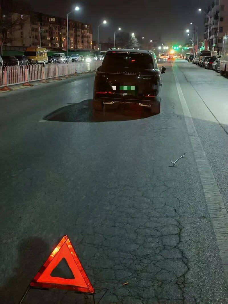 世界杯预赛
_长约1米世界杯预赛
,底部还有弯钩!北京一车主的轮胎被路面遗撒扎爆,损失谁担?