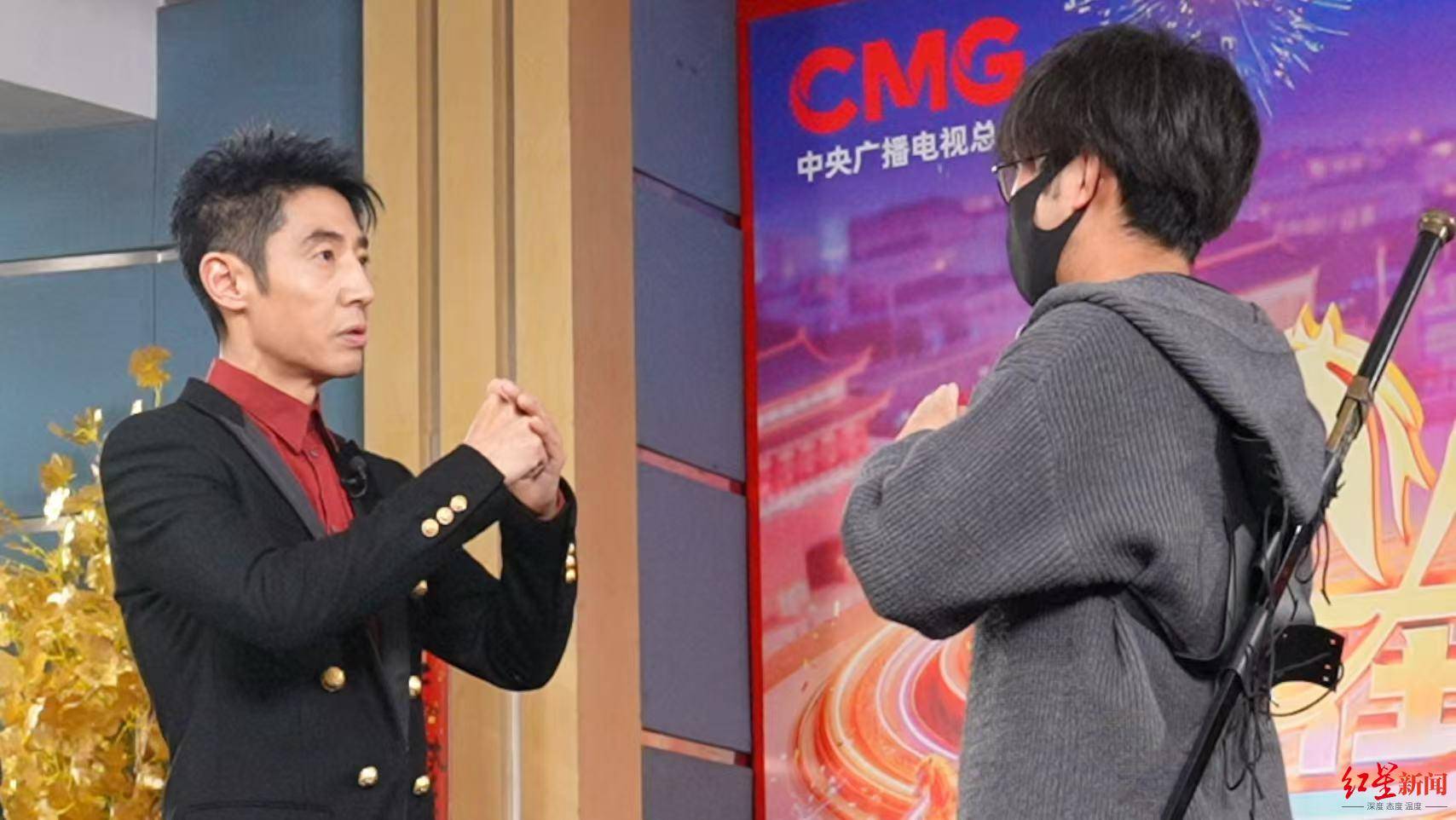 皇冠信用网怎么注册_春晚预热名场面皇冠信用网怎么注册!成都百万粉丝博主范十三带撒贝宁“御剑飞行”