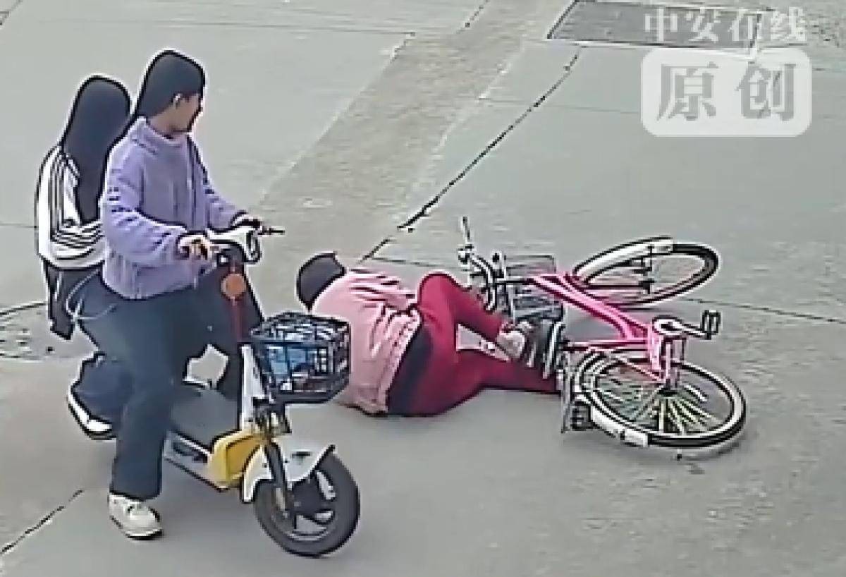 皇冠信用网平台
_2名初中女生扶摔倒女子遭索赔22万皇冠信用网平台
,女子称受惊吓摔倒,交警认定两名初中生次责