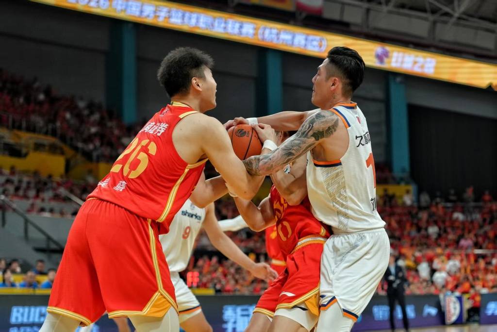 皇冠世界杯_CBA总决赛第三回合皇冠世界杯，上海大胜广厦大比分3比0领先