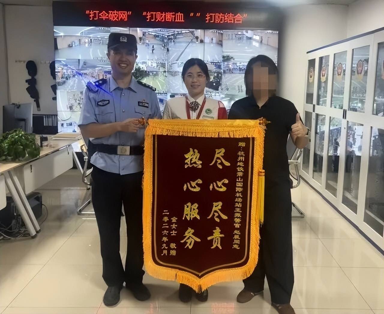 皇冠信用网代理流程_落地杭州机场后皇冠信用网代理流程,女子哭着打电话给丈夫:包不见了,恐怕要损失几十万元生意!濒临崩溃时,一通电话打了过来