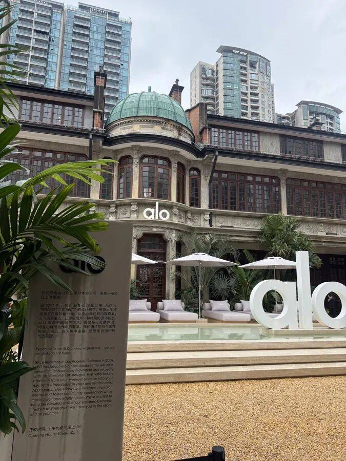 皇冠信用网占成代理_上海又又又排队！印尼一家四口5分钟清空两层货架；新店排队2小时入场皇冠信用网占成代理，“懂经”的直奔试衣间